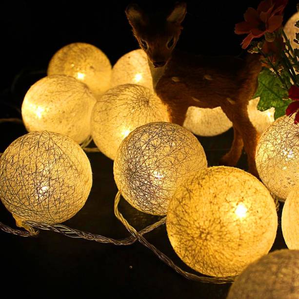 Cord&atilde;o fio de luz (1,80 m), com 10 bolas de LED, funciona com duas pilhas AA (n&atilde;o inclusas). <a href="https://www.amazon.com.br/Lumin%C3%A1ria-Cord%C3%A3o-Fio-Bolas-Decora%C3%A7%C3%A3o/dp/B07NPSNJRG/ref=as_li_ss_tl?__mk_pt_BR=%C3%85M%C3%85%C5%BD%C3%95%C3%91&keywords=Lumin%C3%A1ria+Cord%C3%A3o+Fio+De+Luz+10+Bolas+De+Led+Decora%C3%A7%C3%A3o&qid=1566489217&s=gateway&sr=8-1&linkCode=ll1&tag=mdemulher02-20&linkId=e41a48333e443614b181403ec030f9d9&language=pt_BR" target="_blank" rel="noopener">Amazon</a>, R$ 49,97