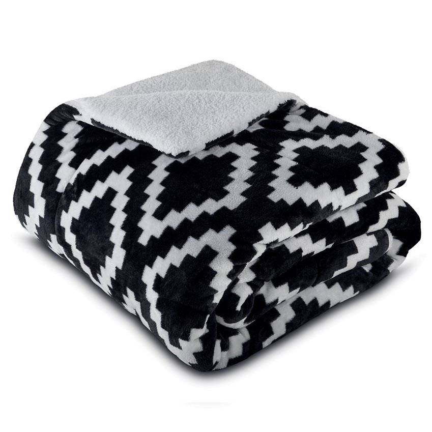 Coberdrom Fleece Chumbo, queen (2,40 x 2,60 m), de poli&eacute;ster. <a href="https://www.madeiramadeira.com.br/coberdrom-fleece-dupla-face-queen--lepper-chumbo-1031694.html?origem=pla-1031694&utm_source=google&utm_medium=cpc&utm_content=cobertores-e-mantas-queen-82&utm_term=1031694&gclid=EAIaIQobChMI59a0jNK04gIVkYSRCh3eoAmyEAkYAiABEgKVePD_BwE" target="_blank" rel="noopener">MadeiraMadeira</a>, R$ 395,99