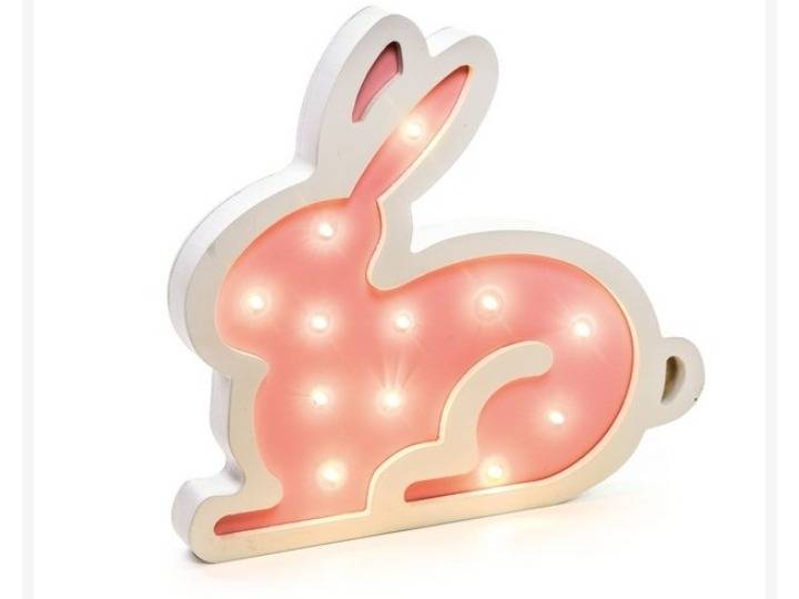 Lumin&aacute;ria Coelho de madeira com LED, 25 x 27 x 3 cm. Funciona com duas pilhas AA. <a href="https://www.rizzoembalagens.com.br/luminaria-coelho-em-madeira-natural-com-led-25cm-x-27cm-x-3cm-cromus-pascoa-rizzo-embalagens" target="_blank" rel="noopener">Rizzo Embalagens</a>, R$ 79,90