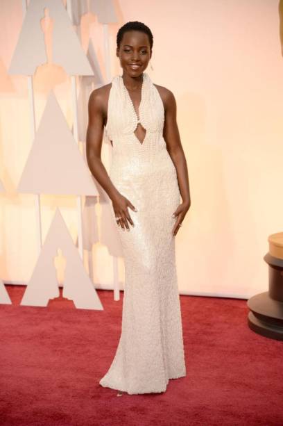<span>Para a cerimônia do 87th Annual Academy Awards em 2015, Lupita Nyong’o usou um vestido Calvin Klein feito com mais de 6 mil pérolas no valor de $150 mil dólares. </span> <span>Para a cerimônia do 87th Annual Academy Awards em 2015, Lupita Nyong’o usou um vestido Calvin Klein feito com mais de 6 mil pérolas no valor de $150 mil dólares. </span>