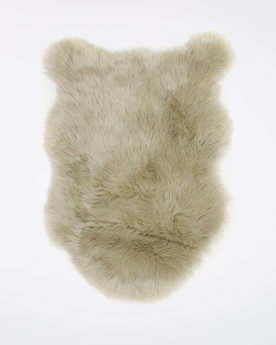 Tapete Luxury Touch, de poli&eacute;ster, 60 x 90 cm. <a href="https://www.riachuelo.com.br/tapete-luxury-touch-0-60-x-0-90-m-11551348_sku/?general_color=BEGE&gclid=EAIaIQobChMI5JPT0uSd4wIVkIeRCh0OyAf6EAkYCCABEgL5LvD_BwE" target="_blank" rel="noopener">Riachuelo</a>, R$ 149,90