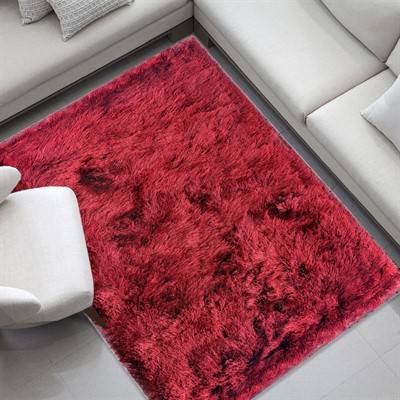 Tapete Shaggy Melody Carmin, da Global Decor, de poli&eacute;ster, 1,40 x 2 m. <a href="https://www.naturaletapetes.com.br/tapete-shaggy-melody-carmin-2-00-x-1-40-m" target="_blank" rel="noopener">Naturale</a>, R$ 795