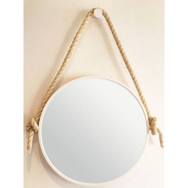 Espelho Adnet, com 40 cm de di&acirc;metro e al&ccedil;a de sisal. <a href="https://www.mobly.com.br/espelho-decorativo-adnet-40-cm-aro-branco-alca-corda-sisal-545427.html#a=3|p=13|pn=1|t=Busca|s=0" target="_blank" rel="noopener">Mobly</a>, R$ 249,90