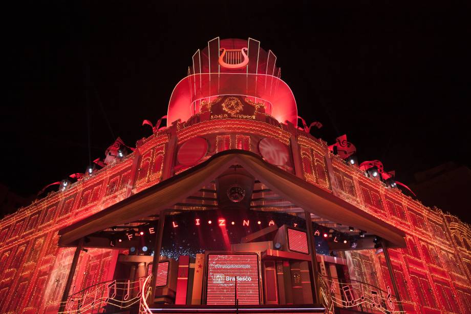 O Palácio Avenida permanece iluminado depois do final da apresentação: emocionante! O Palácio Avenida permanece iluminado depois do final da apresentação: emocionante!