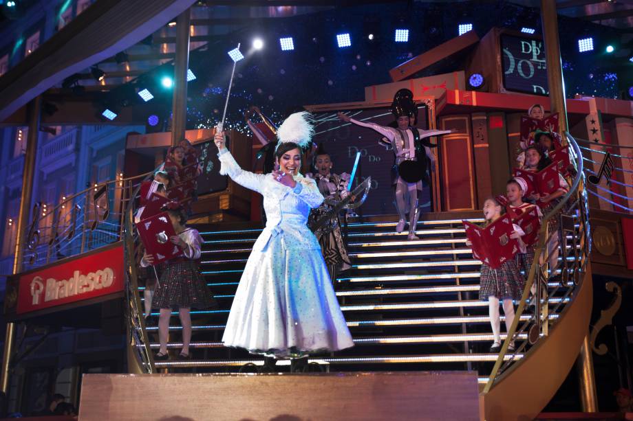 Simone com um de seus muitos figurinos poderosíssimos Simone com um de seus muitos figurinos poderosíssimos