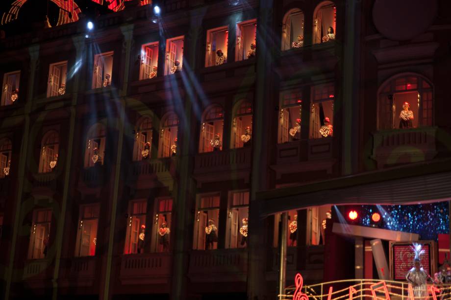 Das janelas, as crianças cantam, dançam e se divertem! Das janelas, as crianças cantam, dançam e se divertem!