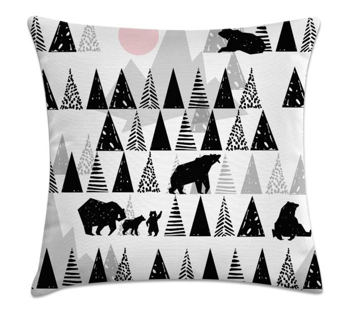 Capa de almofada Urso N&oacute;rdico, de TNT, 40 x 40 cm. <a href="https://www.kombigode.com.br/produto/capa-de-almofada-ursos-nordico/" target="_blank" rel="noopener">Kombigode</a>, R$ 26