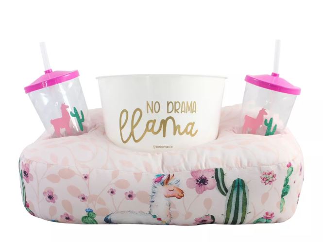 O kit almofada porta pipoca No Drama Lhama custa R$ 119,90 na <a href="https://www.zonacriativa.com.br/10063812-kit-almofada-porta-pipoca-no-drama-lhama/p?idsku=834&gclid=EAIaIQobChMI-f71ls6F3QIVwQaRCh0IygV6EAkYASABEgIuNvD_BwE">Zona Criativa</a>.