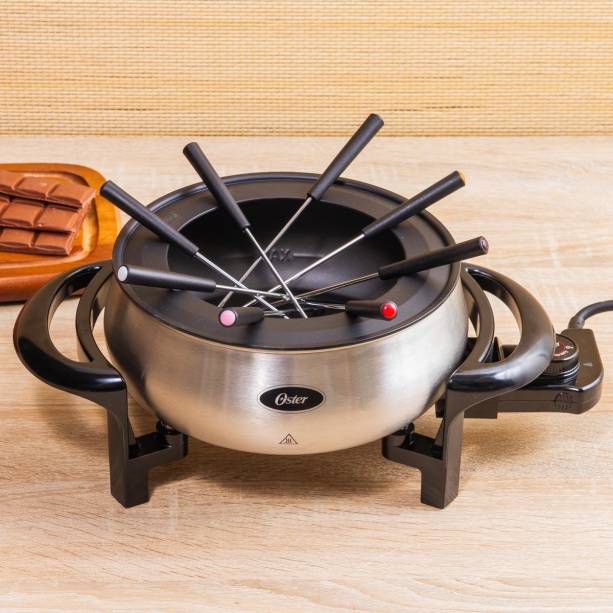 Fondue el&eacute;trico Delight, da Oster, com regulador de temperatura, 127 V, inox, com 10 pe&ccedil;as. <a href="https://www.etna.com.br/p/fondue-eletrico-delight-oster/0411009?gclid=EAIaIQobChMIg4re_LjN4gIVEYSRCh0rvAEKEAQYCiABEgLUXPD_BwE" target="_blank" rel="noopener">Etna</a>, R$ 199,90