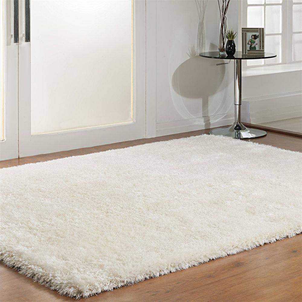 Tapete Palma, de poli&eacute;ster, da Niazitex, de 3 x 2 m. <a href="https://www.shoptime.com.br/produto/35277942/tapete-palma-2-00-x-3-00-niazitex-branco" target="_blank" rel="noopener">Shoptime</a>, 1179,90