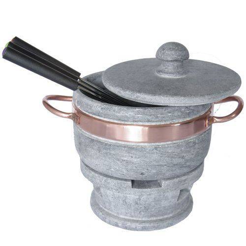 M&iacute;ni fondue de pedra sab&atilde;o (14 cm de di&acirc;metro), com tr&ecirc;s garfos. <a href="https://www.shoptime.com.br/produto/39613940/fondue-de-pedra-sabao-rechaud-panela-1-0-litros?pfm_carac=fondue&pfm_index=11&pfm_page=search&pfm_pos=grid&pfm_type=search_page%20" target="_blank" rel="noopener">Shoptime</a>, R$ 88,90
