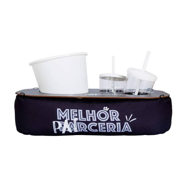 Almofada com suporte de pipoca Pai Parceria, com tampo de MDF, balde de 2,5 litros e dois copos com canudo. <a href="https://www.uatt.com.br/almofada-de-pipoca-pai-parceria/p" target="_blank" rel="noopener">Uatt?</a>, R$ 129,90