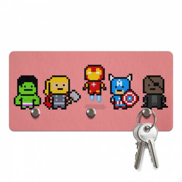 Porta-chave Avengers, de PET reciclado biodegradável, nas medidas <span>18,2 x 8,7 cm</span>. <a href="https://www.walmart.com.br/porta-chaves-ecologico-pixelvengers/9532385/sk?utm_source=google-pla&adtype=pla&utm_medium=ppc&utm_term=9532385&utm_campaign=m%C3%B3veis+9532385&offer_id=9835523&gclid=EAIaIQobChMI5fW61_zo4QIVWAeRCh1Zfgv0EAkYCyABEgIQU_D_BwE" target="_blank" rel="noopener">Walmart</a>, R$ 19,90