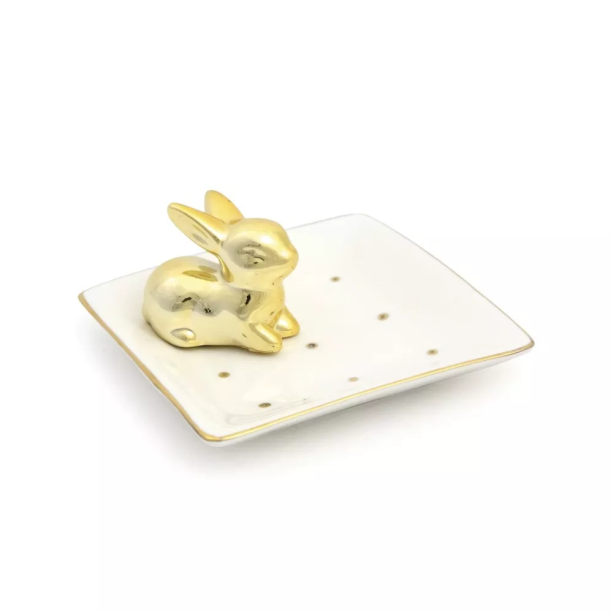 Prato com Coelho Dourado, de cer&acirc;mica (11 x 11 x 5 cm). <a href="https://www.artedolardecor.com.br/pascoa/Prato-com-Coelho-Detalhes-em-Dourado" target="_blank" rel="noopener">Arte do Lar</a>, R$ 65