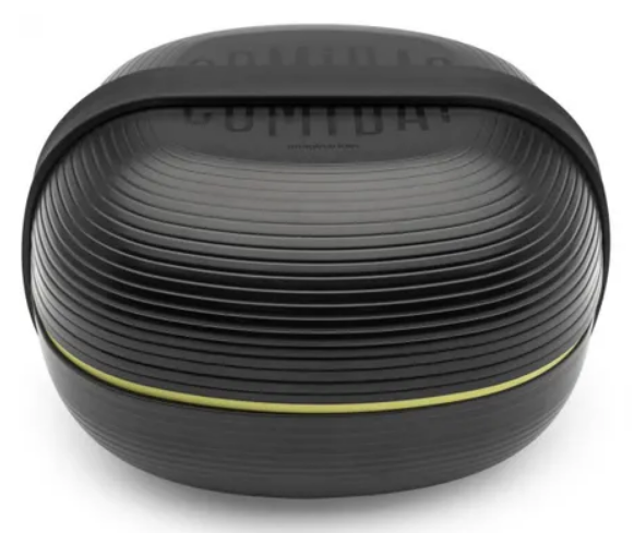 Marmita T&ocirc; Dentro, de pl&aacute;stico e silicone, com garfo e trava de silicone. Medidas: 14 x 8,5 cm. <a href="https://loja.imaginarium.com.br/marmita-to-dentro/p?idsku=17478&gclid=EAIaIQobChMIos_K_fWO4gIVD4GRCh0OcQriEAQYCSABEgJwl_D_BwE" target="_blank" rel="noopener">Imaginarium</a>, R$ 39,90