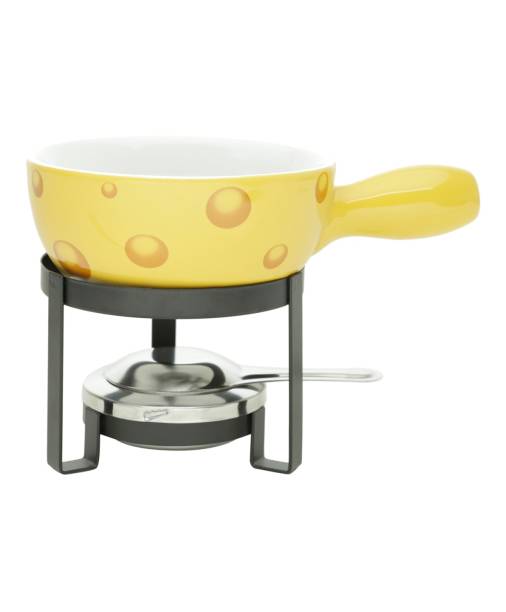 Conjunto Lyor Queijo Amarelo, com 8 pe&ccedil;as, incluindo uma panela cer&acirc;mica. <a href="https://www.dinda.com.br/produtos/aparelho-de-fondue-08pcs-queijo-amarelo-lyor" target="_blank" rel="noopener">Dinda</a>, R$ 135,99