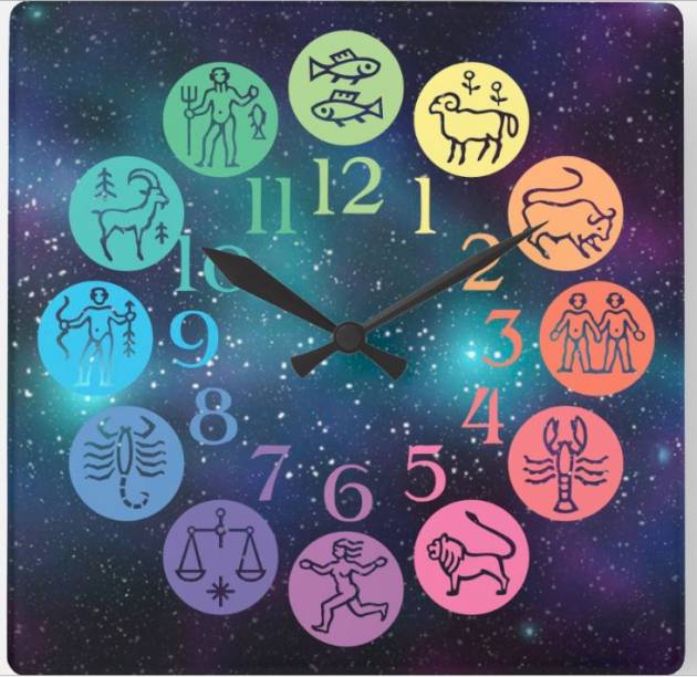 Relógio quadrado O Horóscopo, de 27,3 x 27,3 cm. <a href="https://www.zazzle.com.br/relogio_quadrado_o_horoscopo_colorido_da_roda_do_zodiaco_assina-256103067882745145" target="_blank" rel="noopener">Zazzle</a>, R$ 136