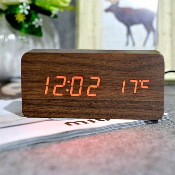 Relógio de mesa digital, com LED (data, hora e temperatura), medidas de 15 x 7 x 4 cm. Funciona com pilha ou cabo USB. <a href="https://www.americanas.com.br/produto/28314281/relogio-de-mesa-digital-data-hora-temperatura-led-sensor?WT.srch=1&acc=e789ea56094489dffd798f86ff51c7a9&epar=bp_pl_00_go_rel_todas_geral_gmv&gclid=EAIaIQobChMItomgu7vs4wIVBgaRCh2ZYwNJEAQYAiABEgICxPD_BwE&i=5c808b8849f937f6253fab2c&o=59de757beec3dfb1f8374217&opn=YSMESP&sellerId=1133262000278&sellerid=1133262000278&wt.srch=1" target="_blank" rel="noopener">Americanas.com</a>, R$ 47