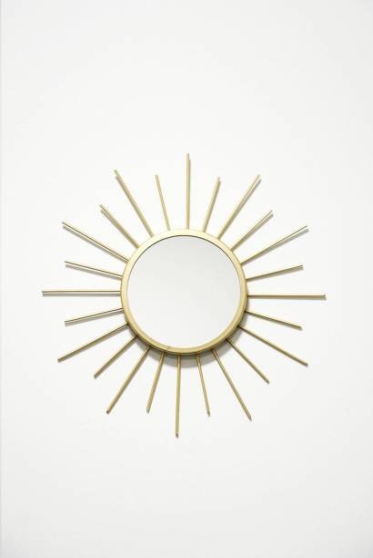 Espelho Sol, de 30,5 cm de di&acirc;metro (total). <a href="https://www.lojareversa.com.br/espelho-decorativo-sol?search=espelho" target="_blank" rel="noopener">Reversa</a>, R$ 99,90