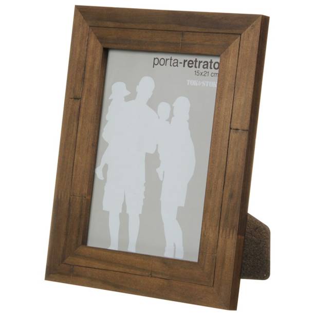 Porta-retrato rústico. <a href="https://www.tokstok.com.br/porta-retrato-15-cm-x-21-cm-castanho-rustico/p?idsku=312995">Tok&Stok</a>, R$ 45,50