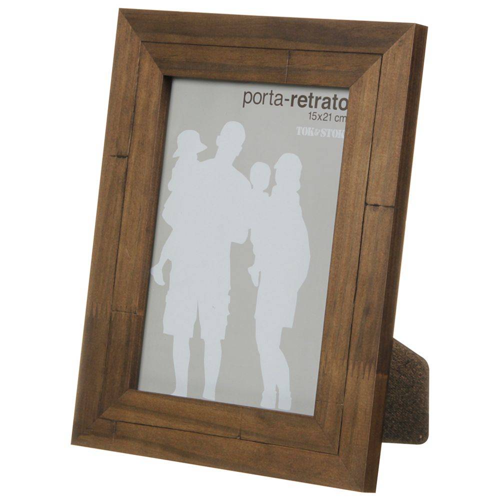 Porta-retrato r&uacute;stico. <a href="https://www.tokstok.com.br/porta-retrato-15-cm-x-21-cm-castanho-rustico/p?idsku=312995">Tok&Stok</a>, R$ 45,50