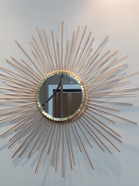 Espelho Sol Dourado, com 62 cm de di&acirc;metro. <a href="https://www.elo7.com.br/espelho-sol-dourado/dp/DE0348?elo7_source=google_shop&elo7_medium=cpc&elo7_campaign=Shopping-google_shop-cpc-Shopping-Casa_e_Decor_Categorizadas&elo7_content=Decor&gclid=EAIaIQobChMImJ2A4OiB4AIVBwqRCh0wjwXtEAYYAiABEgKLyfD_BwE" target="_blank" rel="noopener">Elo 7 (Home & Harmony),</a> R$ 389