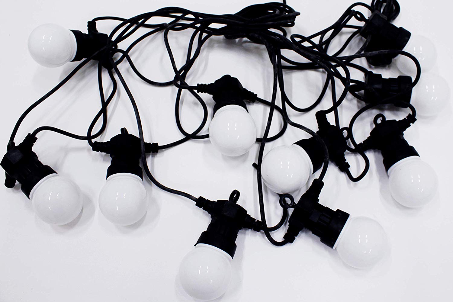 Cord&atilde;o de Luzes emborrachado Taschibra, com 3 m, l&acirc;mpadas LED, tomada bivolt. <a href="https://www.amazon.com.br/Cord%C3%A3o-Luminoso-Emborrachado-Taschibra-Bivolt/dp/B07NLXRYGB/ref=as_li_ss_tl?__mk_pt_BR=%C3%85M%C3%85%C5%BD%C3%95%C3%91&keywords=cord%C3%A3o+luz&qid=1566235245&s=home&sr=1-31&linkCode=ll1&tag=mdemulher02-20&linkId=db32bfd993dd7bf6b00cfd85955264ef&language=pt_BR" target="_blank" rel="noopener">Amazon</a>, R$ 164,90