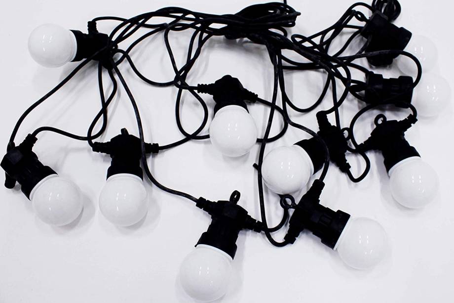Cord&atilde;o de Luzes emborrachado Taschibra, com 3 m, l&acirc;mpadas LED, tomada bivolt. <a href="https://www.amazon.com.br/Cord%C3%A3o-Luminoso-Emborrachado-Taschibra-Bivolt/dp/B07NLXRYGB/ref=as_li_ss_tl?__mk_pt_BR=%C3%85M%C3%85%C5%BD%C3%95%C3%91&keywords=cord%C3%A3o+luz&qid=1566235245&s=home&sr=1-31&linkCode=ll1&tag=mdemulher02-20&linkId=db32bfd993dd7bf6b00cfd85955264ef&language=pt_BR" target="_blank" rel="noopener">Amazon</a>, R$ 164,90
