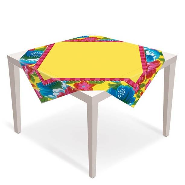 Toalha de mesa de polietileno, medidas 79 x 79 cm. <a href="https://www.magazine25.com.br/p/cromus-arraia-junino---toalha-de-mesa-convidados-05-unidades" target="_blank" rel="noopener">Magazine25.com</a>, R$ 48,42