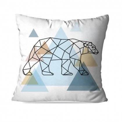 Almofada Urso Escandinavo, de poli&eacute;ster, 35 x 35 cm. <a href="https://www.wevans.com.br/almofada-avulsa-decorativa-urso-escandinavo" target="_blank" rel="noopener">Wevans</a>, R$ 29,90