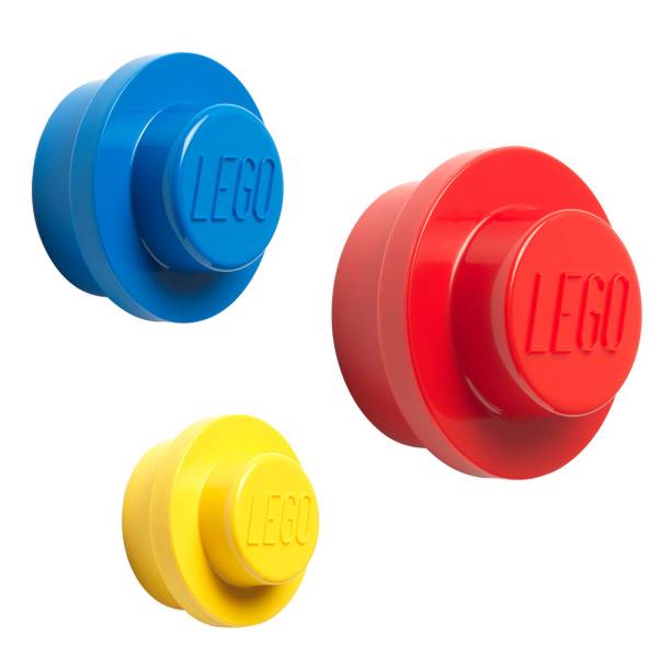 Organizador de parede Wall, de polipropileno, kit com 3. <a href="https://www.westwing.com.br/organizador-de-parede-wall-azul-e-vermelho-3088718.html?c=lego9" target="_blank" rel="noopener">Westwing</a>, R$ 159,90