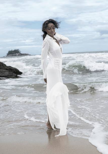Vestido de seda, <strong>F&aacute;tima Scofield</strong>, R$ 3 920. Biqu&iacute;ni de poliamida, <strong>Empress por Catherine Maaskant</strong>, R$ 345. Colar de metal, <strong>Eleonora Hsiung</strong>, R$ 581.