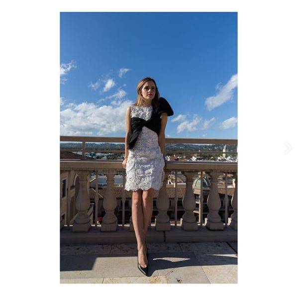 Macac&atilde;o <strong>Roland Mouret</strong> para o primeiro dia de entrevistas em Los Angeles.
