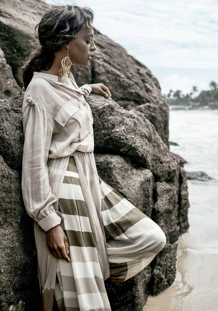 Vestido de crepe de seda, R$ 1 098, e calça de seda, R$ 438, <strong>Cholet</strong>. Brincos de metal, <strong>Christopher Alexander</strong>, R$ 371. Vestido de crepe de seda, R$ 1 098, e calça de seda, R$ 438, <strong>Cholet</strong>. Brincos de metal, <strong>Christopher Alexander</strong>, R$ 371.