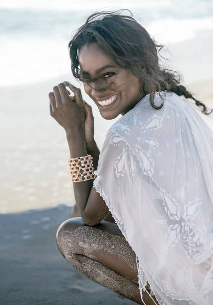 Top de seda,<strong> Helo Rocha</strong>, R$ 3 827. Bracelete de metal, <strong>Reinaldo Louren&ccedil;o + Camila Klein</strong>, R$ 2 222.