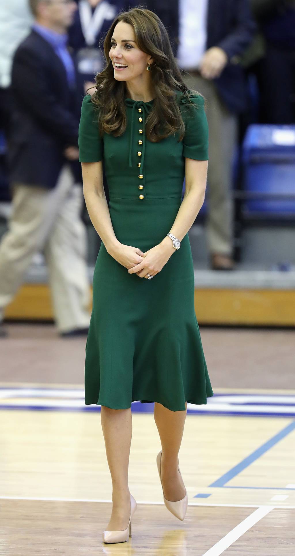 <strong>06 de julho de 2016</strong> &ndash; Brasil em dose dupla! Kate escolheu vestido da estilista<strong> Barbara Casasola</strong>, ga&uacute;cha radicada em Londres, e sand&aacute;lias da <strong>Schutz</strong> para um jantar no Museu de Hist&oacute;ria Natural, na capital brit&acirc;nica.