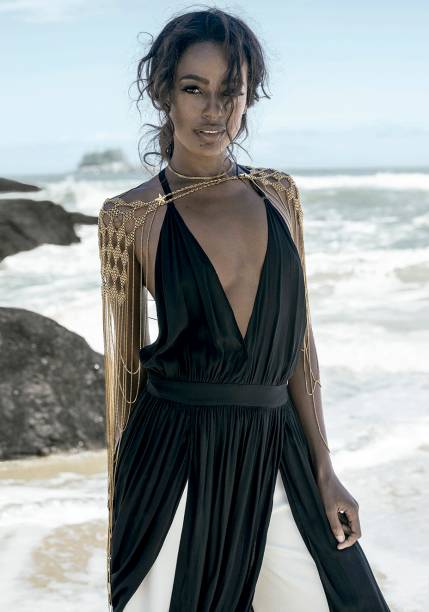 Vestido de seda, <strong>Animale</strong>, R$ 1 100. Cal&ccedil;a de crepe, <strong>Seiki</strong>, R$ 200. Body chain de metal, <strong>Claudia Arbex</strong>, R$ 2 900.