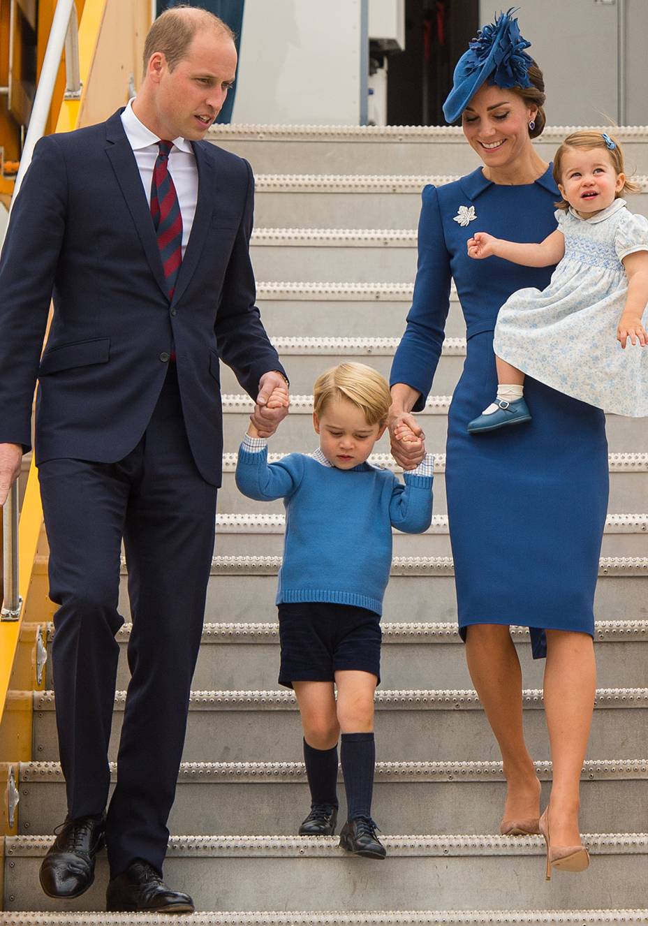 10 de junho de 2016 &ndash; Kate arrancou suspiros ao surgir de azul-claro e branco durante uma das v&aacute;rias comemora&ccedil;&otilde;es dos 90 anos de Elizabeth II. O vestido-casaco &eacute; da grife<strong> Catherine Walker</strong>, uma de suas favoritas.