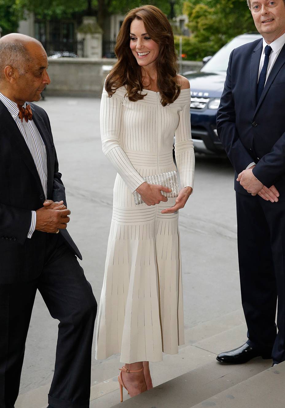 <strong>12 de abril de 2016</strong> &ndash; O vestido de renda verde-jade foi escolhido a dedo para um encontro com o primeiro-ministro indiano Narendra Modi em Nova D&eacute;li. Da grife <strong>Temperley London</strong>, ele ganhou a companhia de sapatos e clutch nude.