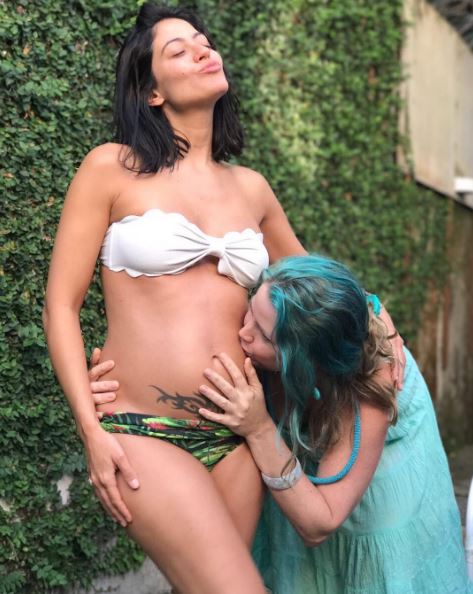 A mesma calcinha estampada do look de praia anterior, mas com sutiã branco tomara que caia. Os babados são fofos. A mesma calcinha estampada do look de praia anterior, mas com sutiã branco tomara que caia. Os babados são fofos.