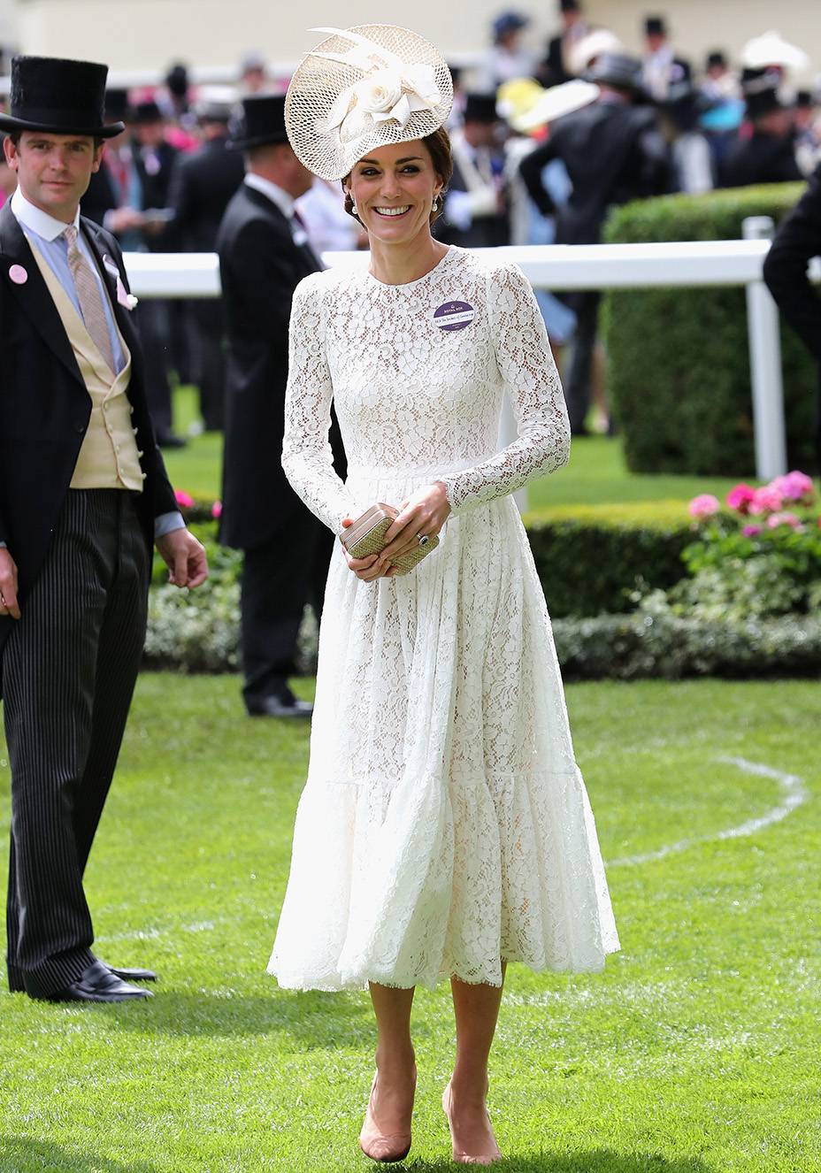 <strong>10 de abril de 2016</strong> &ndash; Ainda na &Iacute;ndia, ela chamou aten&ccedil;&atilde;o durante um baile de gala beneficente com look monocrom&aacute;tico. O vestido ricamente bordado, assinado por <strong>Jenny Packham</strong>, remete aos trajes tradicionais do pa&iacute;s.