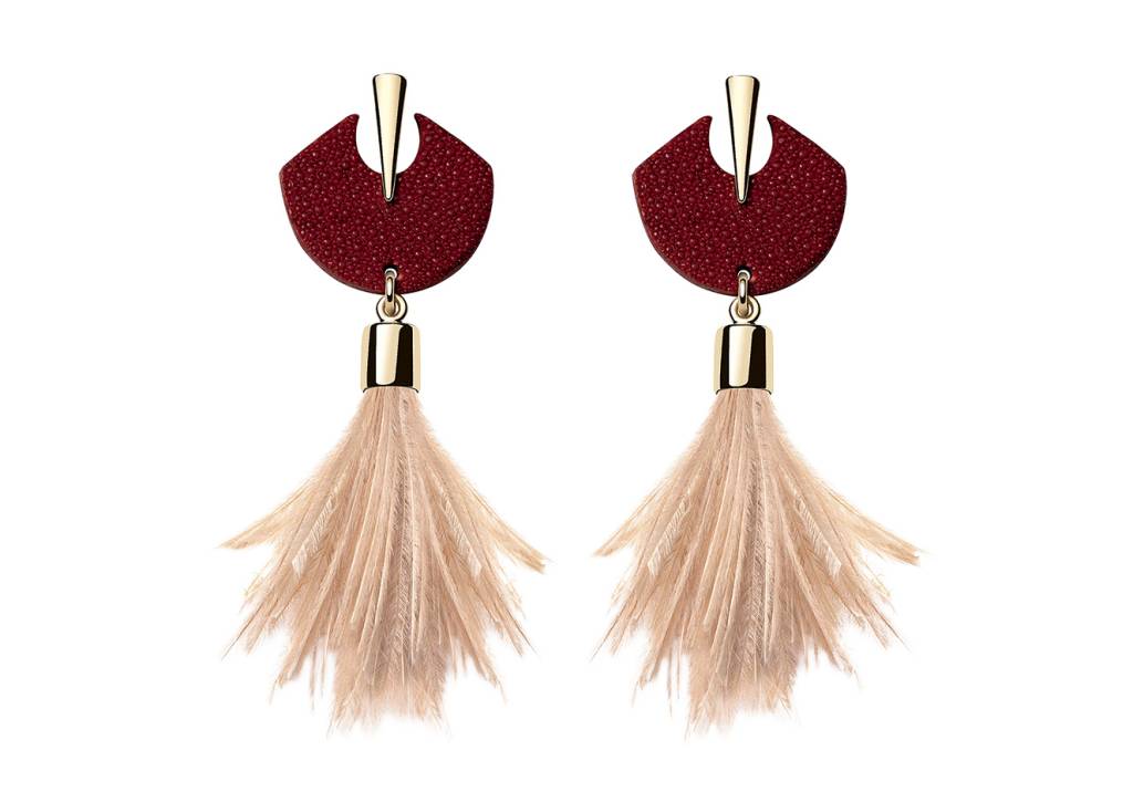 Brincos de acr&iacute;lico e plumas, <strong>Mariana Cestari</strong>, R$ 298