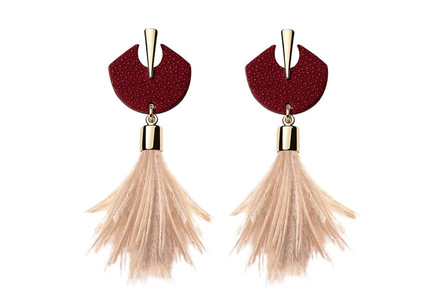 Brincos de acrílico e plumas, <strong>Mariana Cestari</strong>, R$ 298 Brincos de acrílico e plumas, <strong>Mariana Cestari</strong>, R$ 298