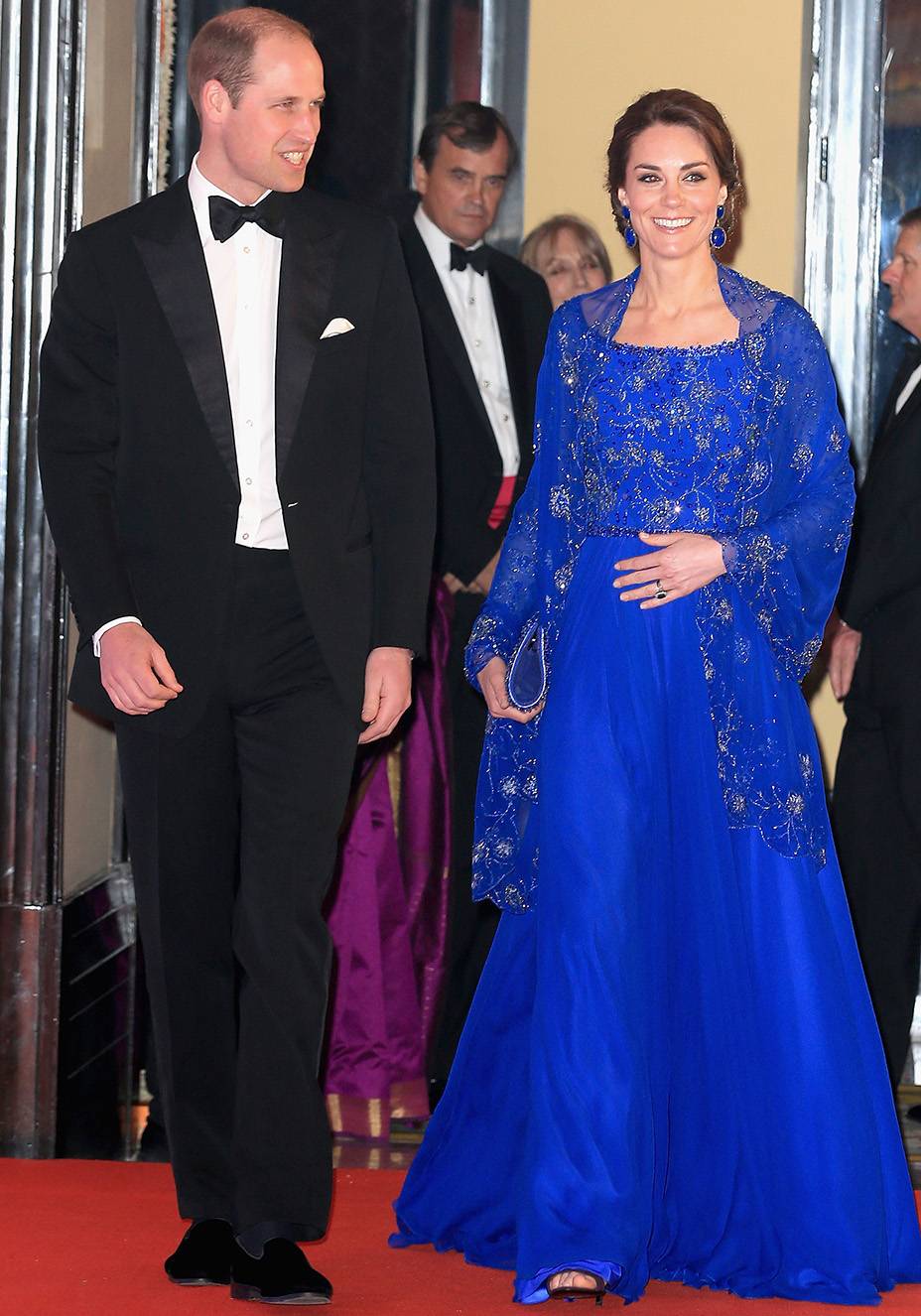 <strong>02 de maio de 2015</strong> &ndash; Os papais recebem o carinho do p&uacute;blico ap&oacute;s o nascimento da pequena Charlotte. Na ocasi&atilde;o, Kate surgiu a bordo de vestido com estampa floral assinado por <strong>Jenny Packham</strong>.