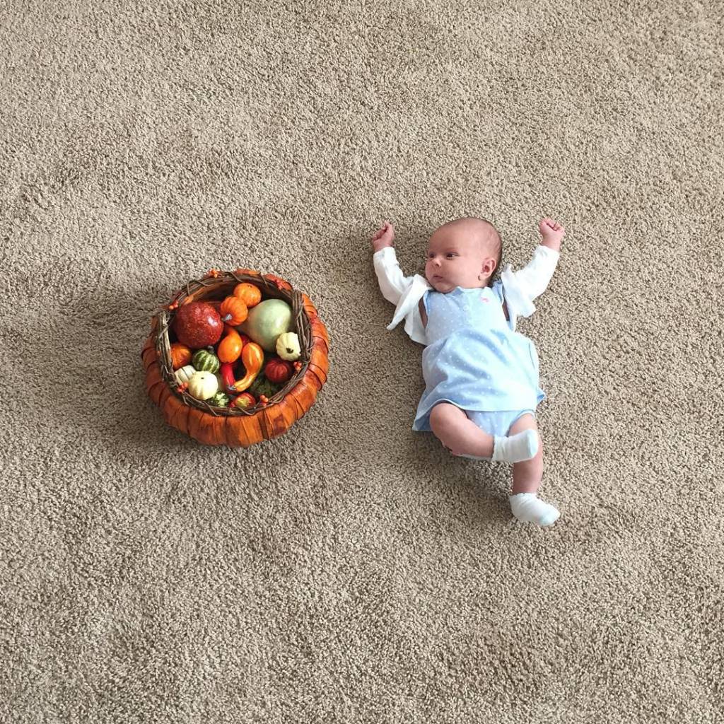 Mãe tem a ideia mais divertida para mostrar o tamanho da filha prematura