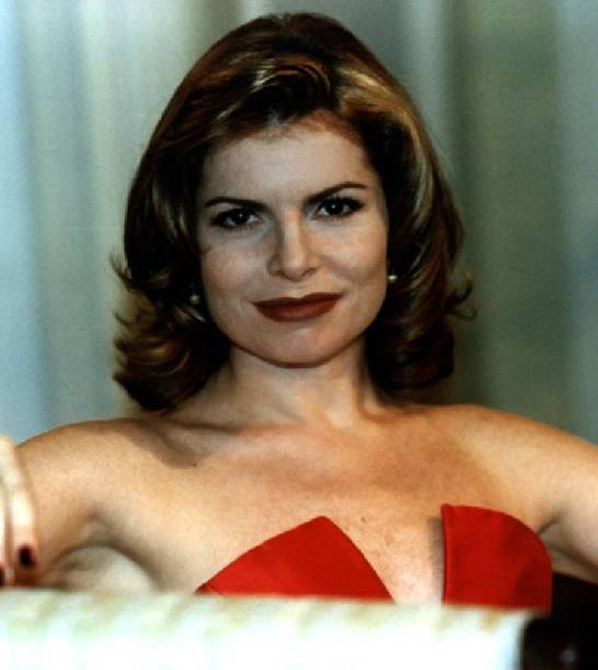 1996: O corte inspirado em Rachel Green, de <em>Friends</em>, influenciou at&eacute; D&eacute;bora Bloch na &eacute;poca de <em>Salsa e Merengue</em>! Mechas loiras arrematavam o visual.