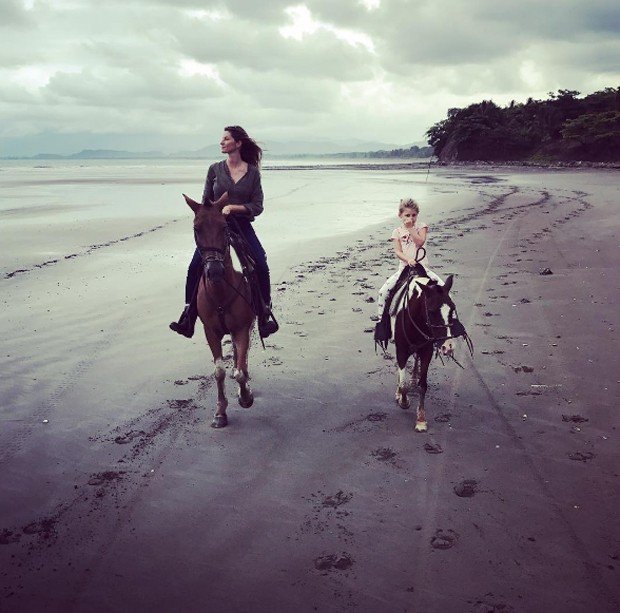 Gisele e Vivian atualizam a definição de passeio de mãe e filha