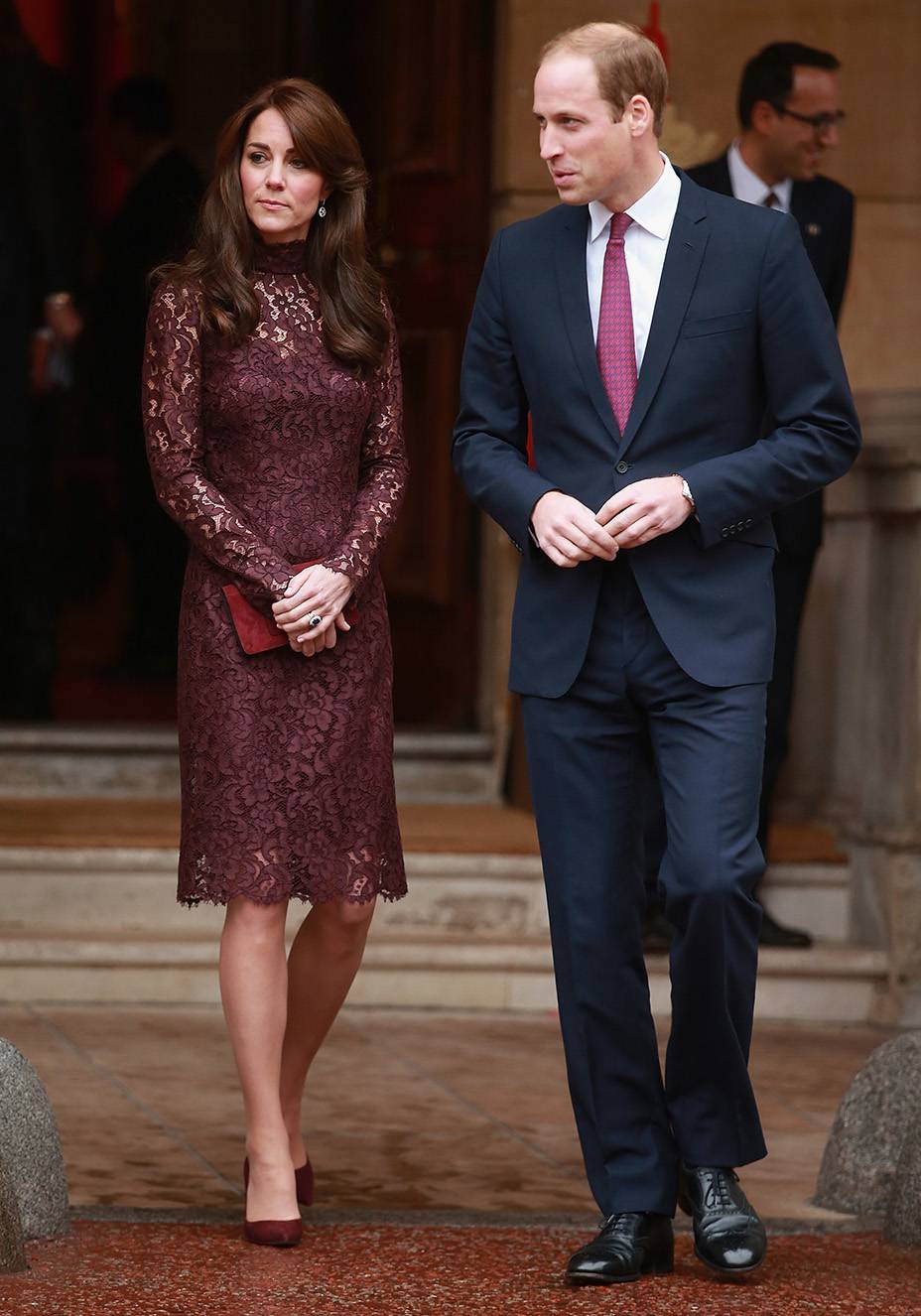 <strong>07 de abril de 2014</strong> &ndash; A fam&iacute;lia chega &agrave; Nova Zel&acirc;ndia para uma visita oficial. Kate veste casaco by <strong>Catherine Walker</strong> e chap&eacute;u by <strong>Gina Foster</strong>. O acess&oacute;rio deu um toque retr&ocirc; ao look, n&atilde;o