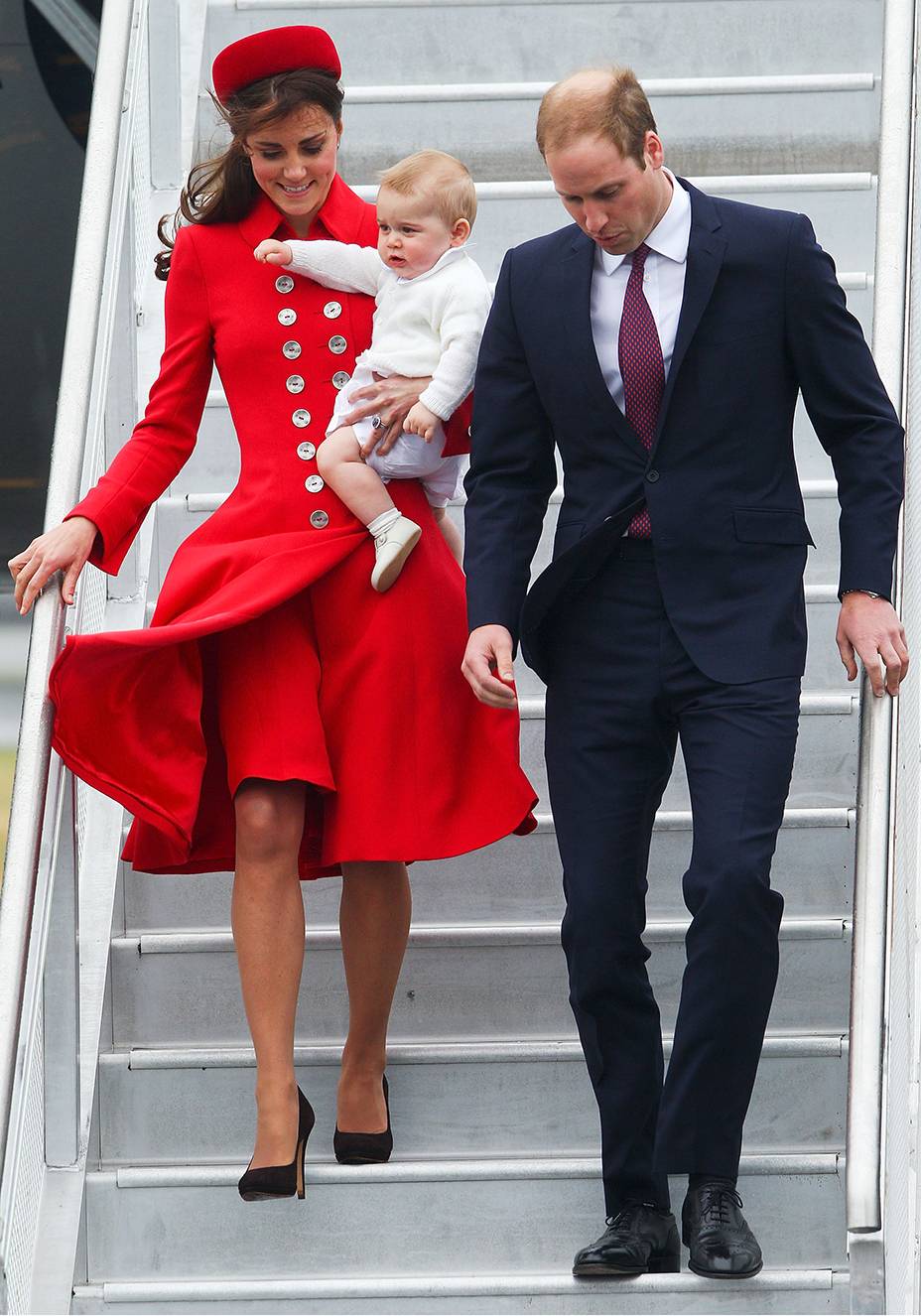 <strong>13 de junho de 2013</strong> &ndash; No oitavo m&ecirc;s de gesta&ccedil;&atilde;o de George, Kate imprime um pouco de ousadia &agrave; produ&ccedil;&atilde;o com vestido de <em>animal print</em> da<strong> Hobbs.</strong> Para equilibrar a estampa, a pe&ccedil;a &eacute; confeccionada em tecido P&B.
