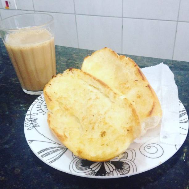 Pão na chapa com pingado. Ele pode ter nomes diferentes em outros estados, mas a dupla imbatível do café da manhã do bar, de casa ou da moça que vende na rua é a queridinha de paulistanos.